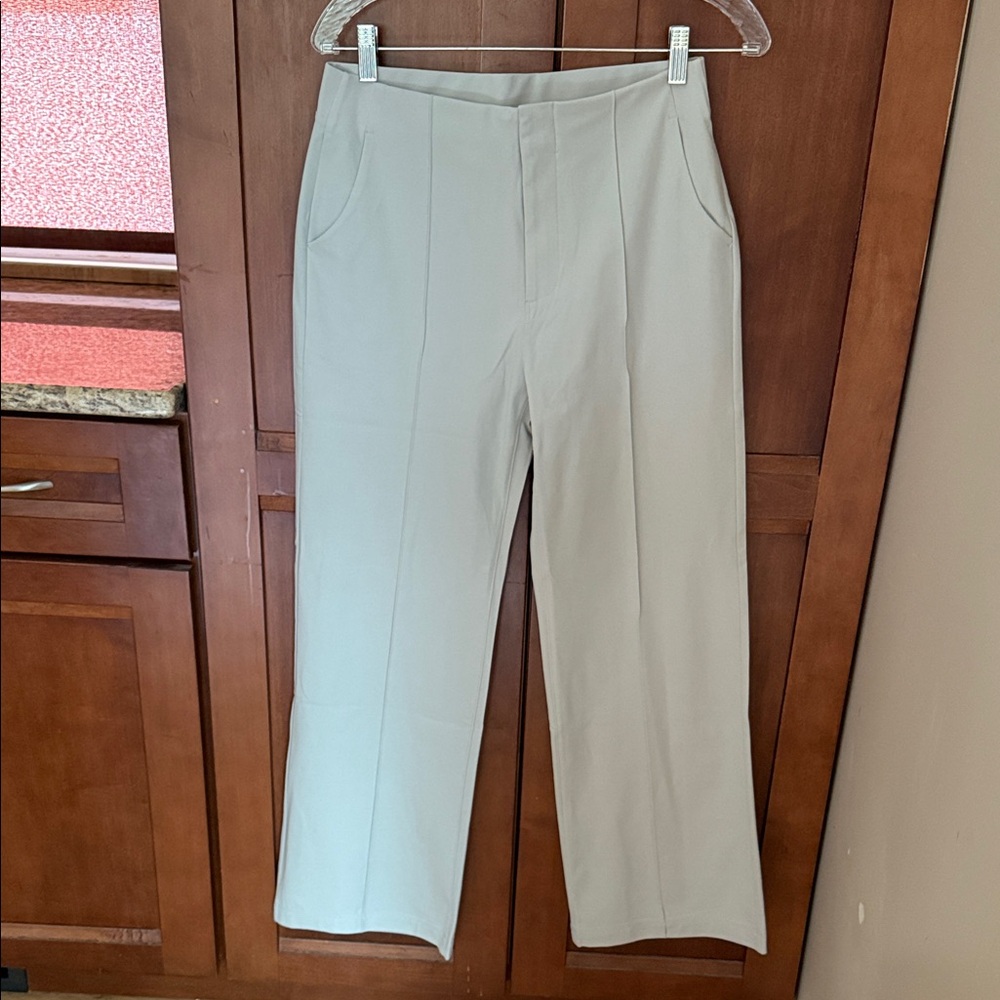 Vuori Woman’s Meta Pants in Vapor